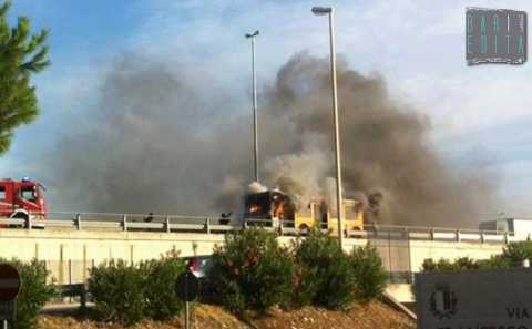 Bari, il bus n.19 va a fuoco mentre percorre la tangenziale: foto e video